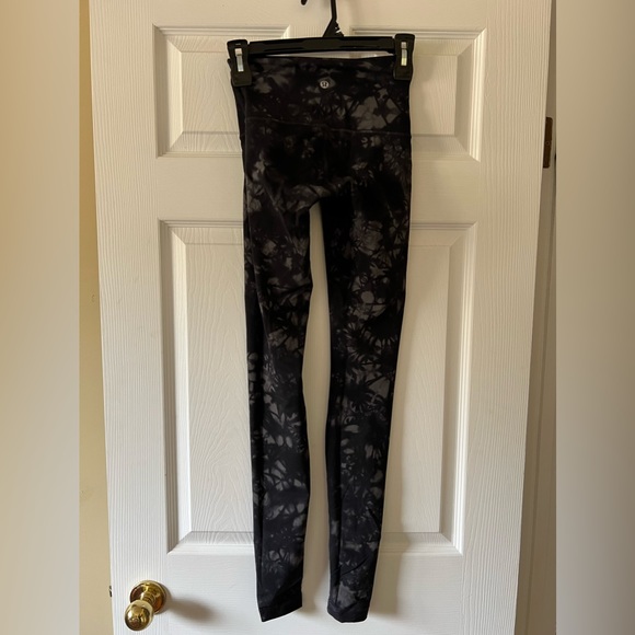 Lululemon tie dye black leggings - Picture 3 of 4